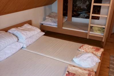 Spálňa s manželskou a poschodovou posteľou, Chata Šimka, Oravská Lesná