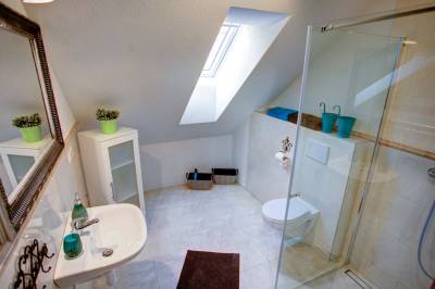 Apartmán č. 1 - kúpeľňa so sprchovacím kútom a toaletou, Apartmány Bobrík, Bobrovec