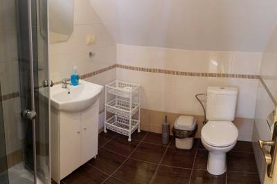 Kúpeľňa č. 4 - so sprchovacím kútom a toaletou, Chata Raj Dedinky, Dedinky