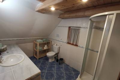 Kúpeľňa so sprchovacím kútom a toaletou, Chata Podolina, Terchová