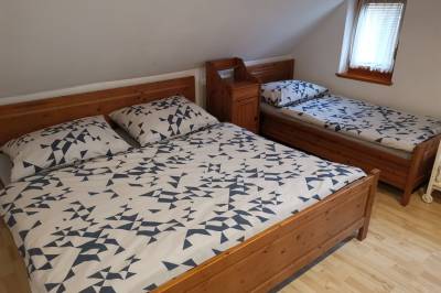 Spálňa s manželskou a 1-lôžkovou posteľou, Chata Podolina, Terchová