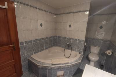Kúpeľňa s rohovou vaňou a toaletou, Chata Podolina, Terchová