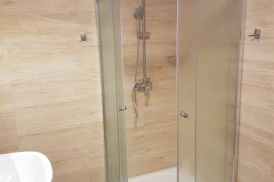 Kúpeľňa so sprchovacím kútom, Chalupa Pliešovce, Pliešovce
