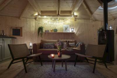 Obývačka s gaučom a plynovými kachľami, TREEHOUSE POD LESOM, Muráň