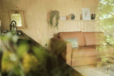 Obývačka s gaučom, TREEHOUSE POD LESOM, Muráň