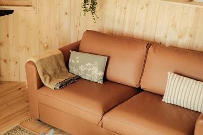 Obývačka s gaučom, TREEHOUSE POD LESOM, Muráň