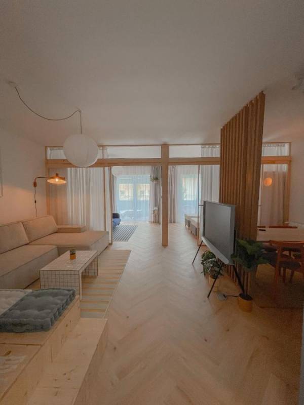 Obývačka s gaučom a Smart TV, NØDA Apartment, Liptovský Mikuláš