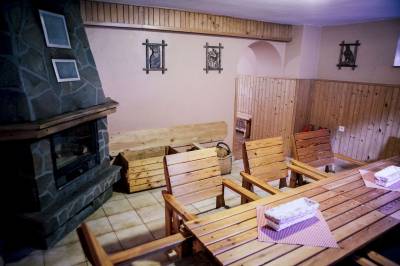 Spoločenská miestnosť so sedením a krbom, Horáreň Biela skala, Zuberec