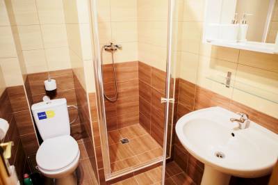 Trojlôžková izba - kúpeľňa so sprchovacím kútom a toaletou, Horáreň Biela skala, Zuberec