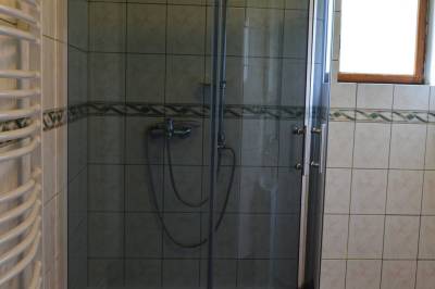 Kúpeľňa so sprchovacím kútom, Chalupa Tri Chotáre, Cinobaňa