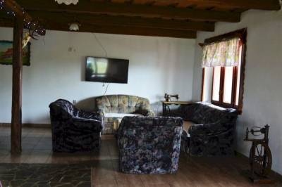 Obývačka s gaučom a TV, Chalupa Tri Chotáre, Cinobaňa