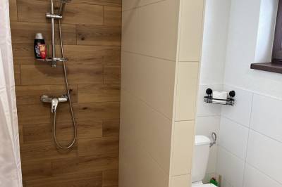 Kúpeľňa so sprchovací kútom a  toaletou, Chata Michal, Oravská Lesná