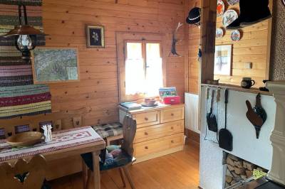 Obývacia miestnosť s jedálenským sedením a kachľovou pecou, Romantická drevenica, Terchová