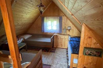 Spálňa s manželskou posteľou a tromi 1-lôžkovými posteľami, Romantická drevenica, Terchová