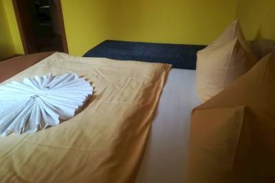 Spálňa s manželskou posteľou a 1-lôžkovou posteľou, Apartmán Erika Bešeňová č. 145, Bešeňová
