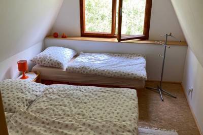 Spálňa s manželskou a 1-lôžkovou posteľou, Chata Ema, Hriňová