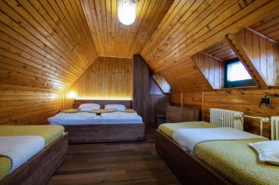 Spálňa s manželskou posteľou a samostatnými lôžkami, Chata pri potoku, Stará Lesná