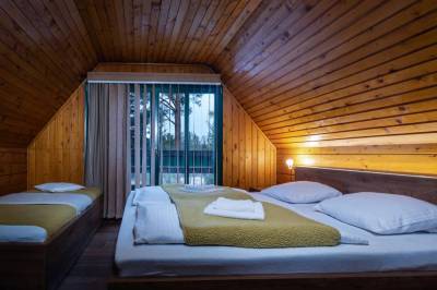 Spálňa s manželskou a 1-lôžkovou posteľou, Chata pri potoku, Stará Lesná