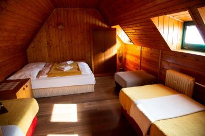 Spálňa s manželskou posteľou a samostatnými lôžkami, Chata pri potoku, Stará Lesná