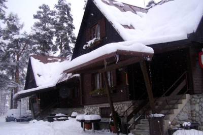Exteriér ubytovania v Starej Lesnej v zime, Chata pri potoku, Stará Lesná