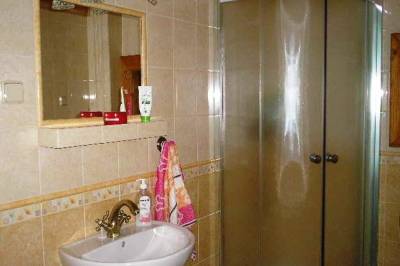 Kúpeľňa so sprchovacím kútom a toaletou, Drevenica Žihľava, Cinobaňa