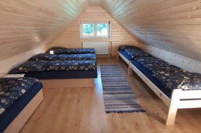 Veľká drevenica – spálňa s manželskou posteľou a štyrmi 1-lôžkovými posteľami, Drevenica Rybárie, Korňa