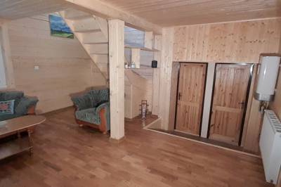 Veľká drevenica – obývacia časť s gaučom, Drevenica Rybárie, Korňa