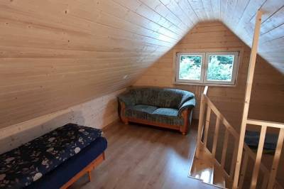 Veľká drevenica – spálňa s dvomi 1-lôžkovými posteľami, Drevenica Rybárie, Korňa