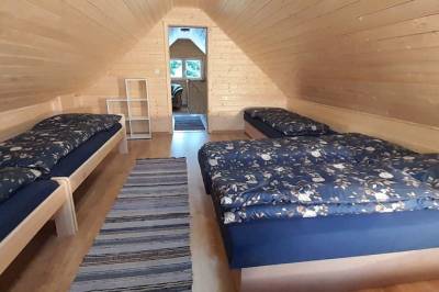 Veľká drevenica – spálňa s manželskou posteľou a štyrmi 1-lôžkovými posteľami, Drevenica Rybárie, Korňa