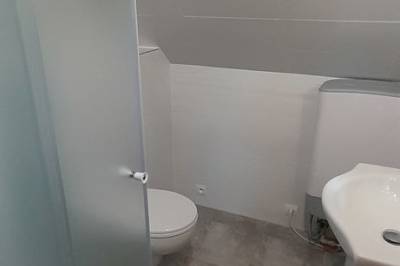 Malá drevenica – kúpeľňa so sprchovacím kútom a toaletou, Drevenica Rybárie, Korňa
