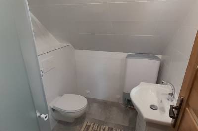 Malá drevenica – kúpeľňa so sprchovacím kútom a toaletou, Drevenica Rybárie, Korňa