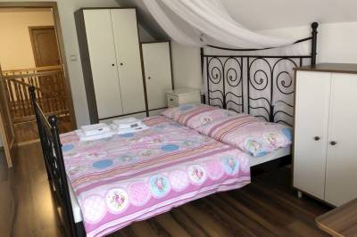 Spálňa s manželskou posteľou, Chalupa Kamenný dvor, Belá