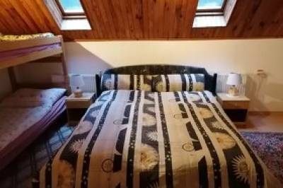Spálňa s manželskou posteľou a poschodovou posteľou, Chata pri lese, Veľké Pole