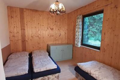 Spálňa s manželskou posteľou a 1-lôžkovou posteľou, Chata Julka, Dedinky