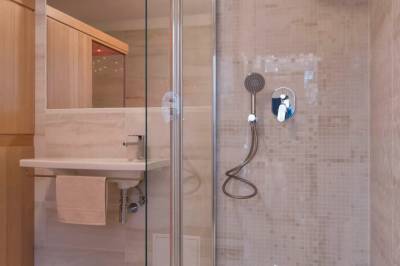 Kúpeľňa so sprchovacím kútom, Villa Kasandra, Vlachy