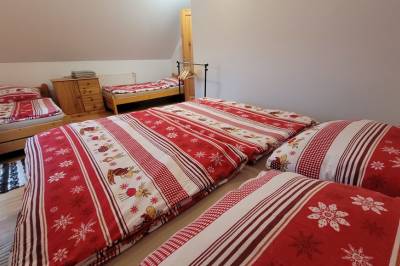 Apartmán Anička č. 1 - spálňa s manželskou posteľou a dvomi 1-lôžkovými posteľami, Apartmány Anička, Važec
