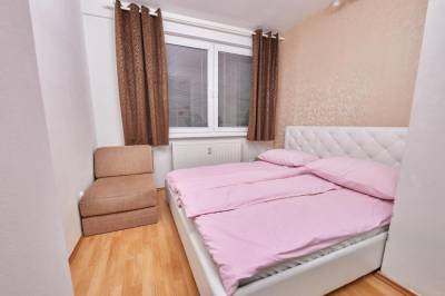 Spálňa s manželskou posteľou a prístelkou, Destiny apartment, Bratislava