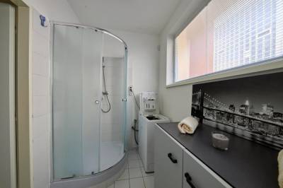 Kúpeľňa so sprchovacím kútom, práčkou a toaletou, Destiny apartment, Bratislava