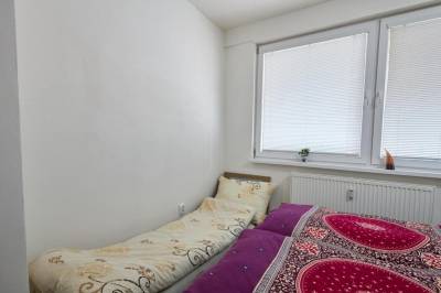 Spálňa s manželskou posteľou a prístelkou, Destiny apartment, Bratislava