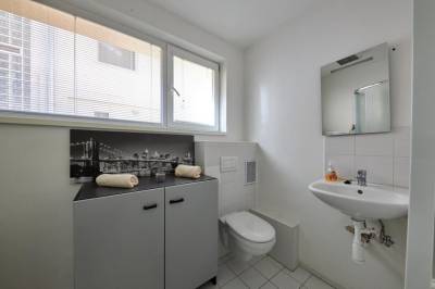 Kúpeľňa so sprchovacím kútom, práčkou a toaletou, Destiny apartment, Bratislava