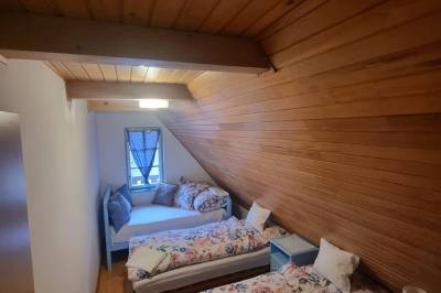 Spálňa s dvomi 1-lôžkovými posteľami a prístelkou, Drevenička v Liptovských Revúcach, Liptovské Revúce