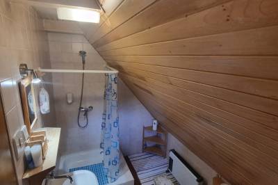 Kúpeľňa so sprchovacím kútom a toaletou, Drevenička v Liptovských Revúcach, Liptovské Revúce