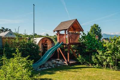 Detské ihrisko a sauna v exteriéri ubytovania, Drevenica Simona, Smrečany