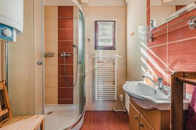 Kúpeľňa so sprchovacím kútom, Drevenica Simona, Smrečany