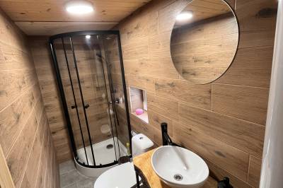 Kúpeľňa so sprchovacím kútom a toaletou, Drevenica Osturňanka, Osturňa