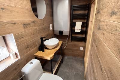 Kúpeľňa so sprchovacím kútom a toaletou, Drevenica Osturňanka, Osturňa