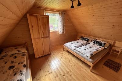 Spálňa s manželskou posteľou a 1-lôžkovou posteľou, Drevenica Osturňanka, Osturňa