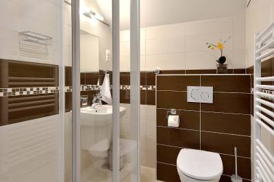 Štvorlôžková izba - kúpeľňa so sprchovacím kútom a toaletou, Villa Gloria, Donovaly