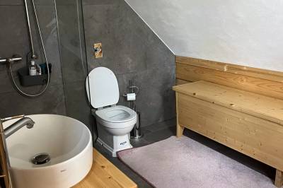 Kúpeľňa so sprchovacím kútom a toaletou na poschodí, Chalupa u Golisov, Zákopčie