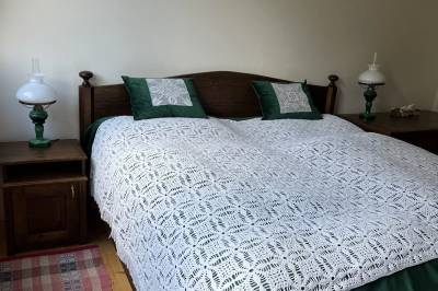 Spálňa s manželskou posteľou a 1-lôžkovou posteľou na poschodí, Chalupa u Golisov, Zákopčie